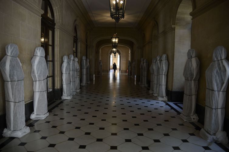 Obras do VLT fecham temporariamente o Museu Histórico e Diplomático no Palácio Itamaraty, no centro do Rio. Todo acervo está sendo embalado para não correr risco.