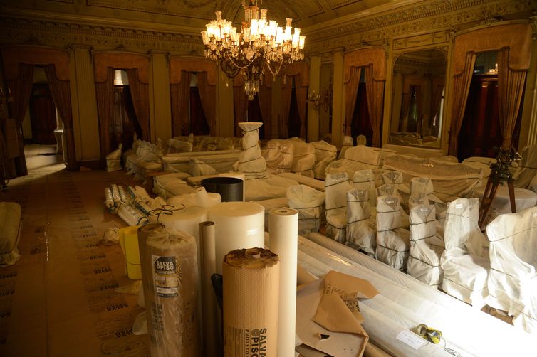 Obras do VLT fecham temporariamente o Museu Histórico e Diplomático no Palácio Itamaraty, no centro do Rio. Todo acervo está sendo embalado para não correr risco.