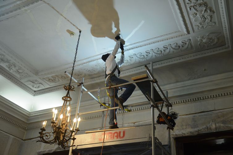 Obras do VLT fecham temporariamente o Museu Histórico e Diplomático no Palácio Itamaraty, no centro do Rio. Todo acervo está sendo embalado para não correr risco.