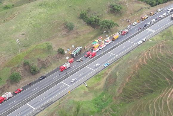 tombamento_de_onibus_na_via_dutra