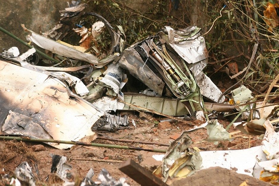 Imagem mostra destroços após acidente aéreo