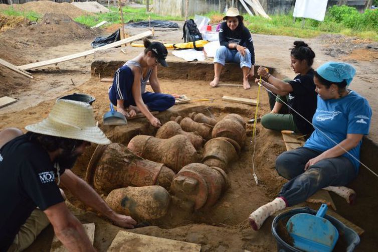 Arqueólogos descobrem “cemitério” na Amazônia com urnas funerárias indígenas que podem ter mais de 500 anos.